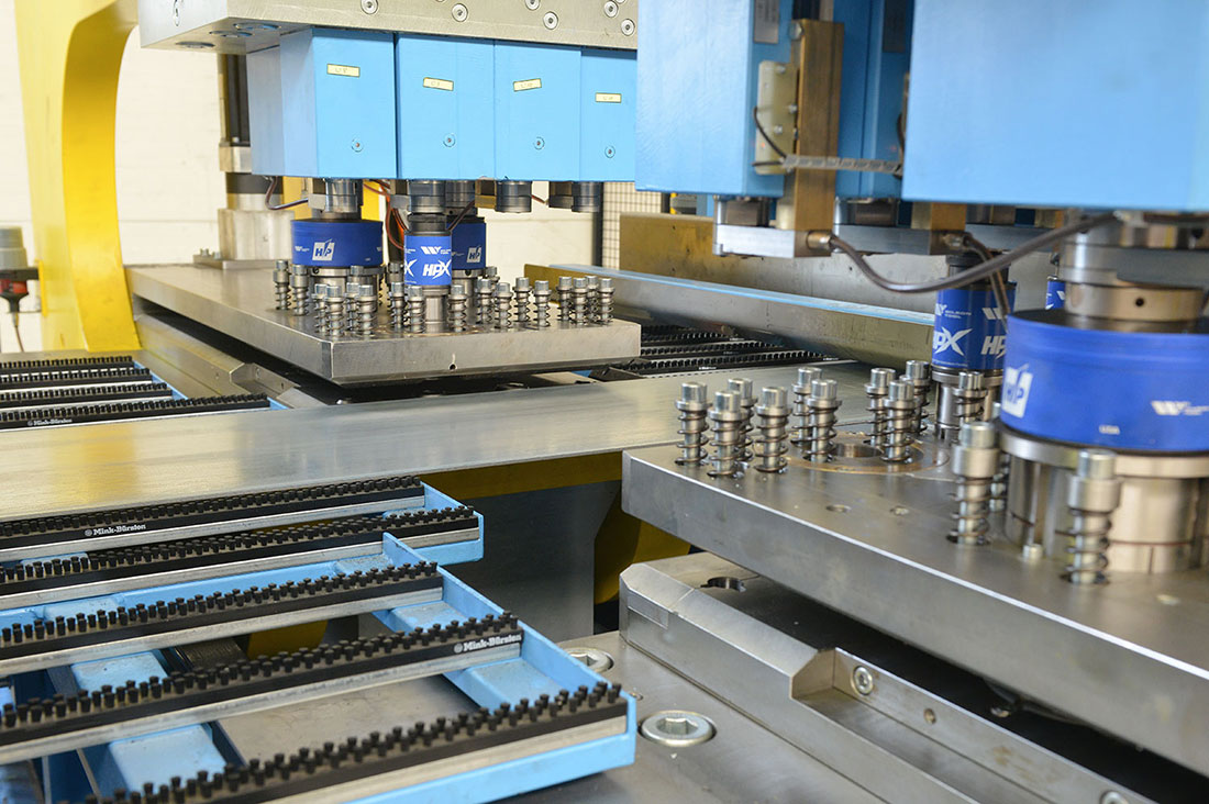 Foto: CNC-gesteuertern Stanz-Nibbel-Automat